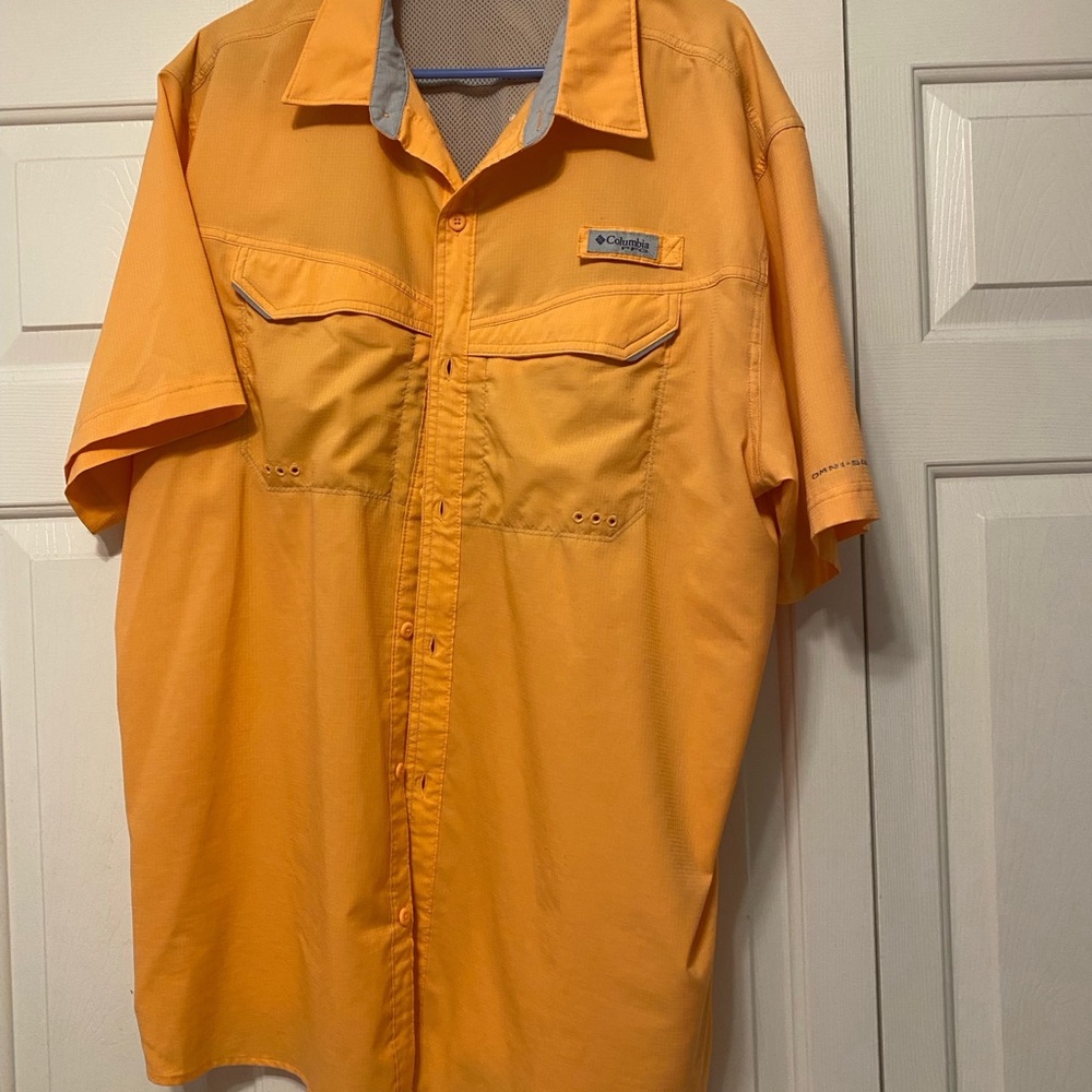 Columbia Men’s Short Sleeve Button-Down Shirt in PEACH